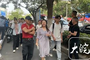 他好爱？哪怕在赛前唱歌环节 狄龙都目光如炬&死死盯着詹姆斯